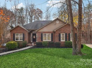 818 17th Avenue Dr SE, Hickory, NC 28602