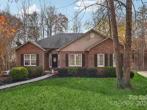 818 17th Avenue Dr SE, Hickory, NC 28602