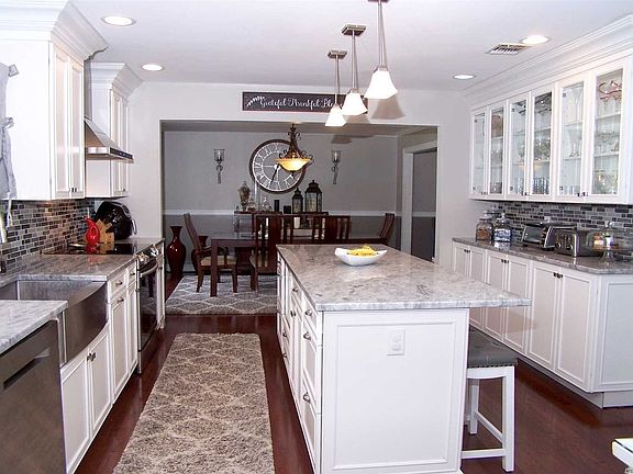 4th image of 15 Denise Ct