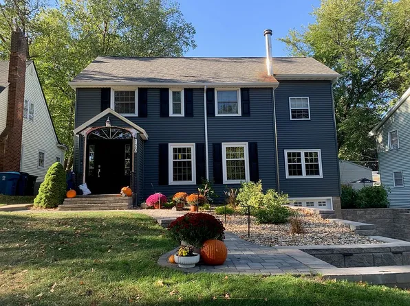 120 Sunset Rd, Waterloo, IA 50701