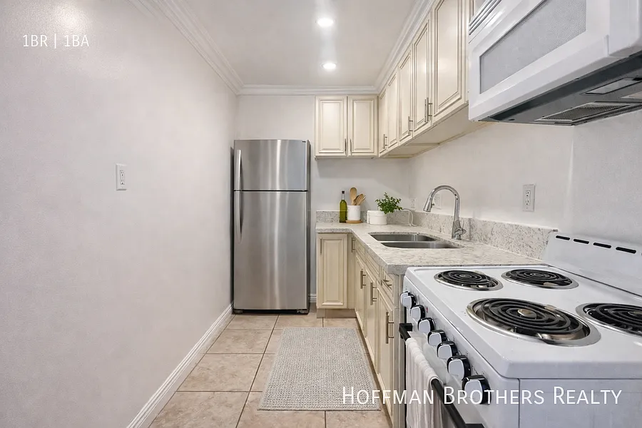 14024 Oxnard St — Photo 4