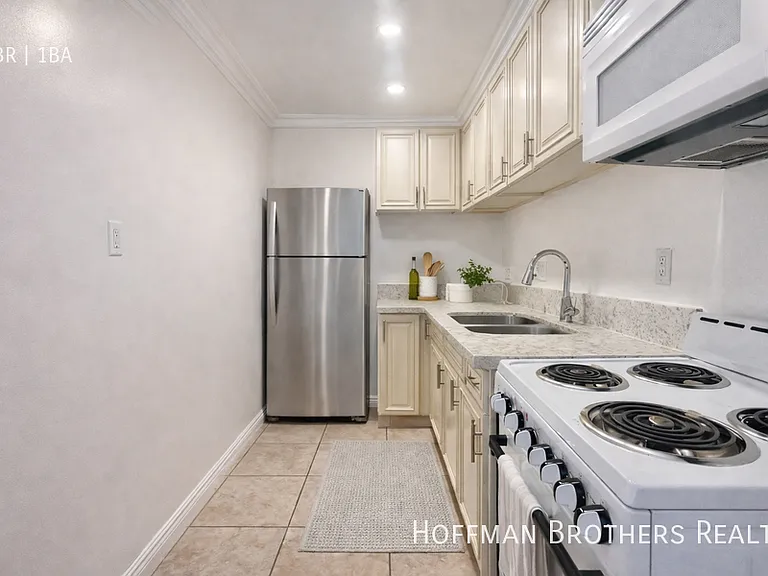14024 Oxnard St — Photo 4