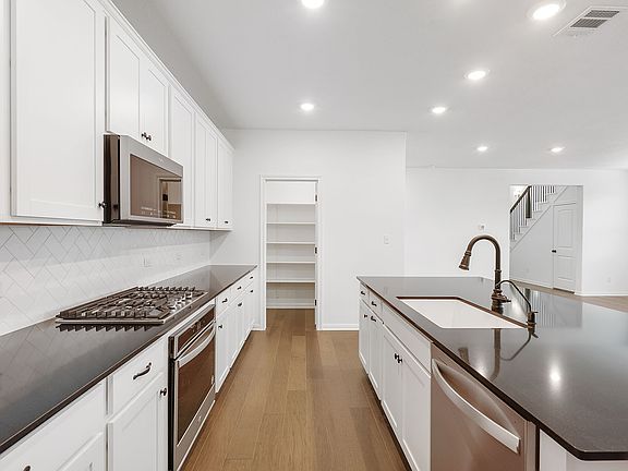 Lariat - Falcon Interior Image 3