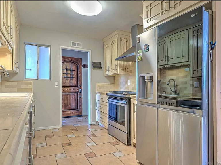 1604 Jasper Ave — Photo 4