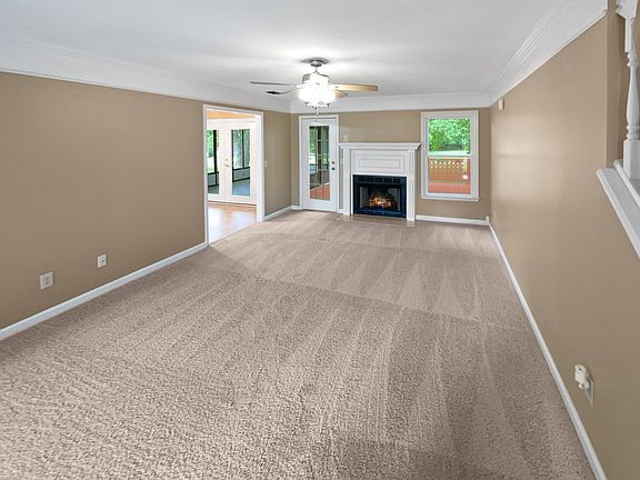 4th image of 2218 Eastview Dr