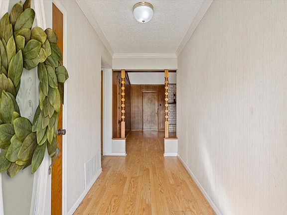 4th image of 108 Towne West Dr
