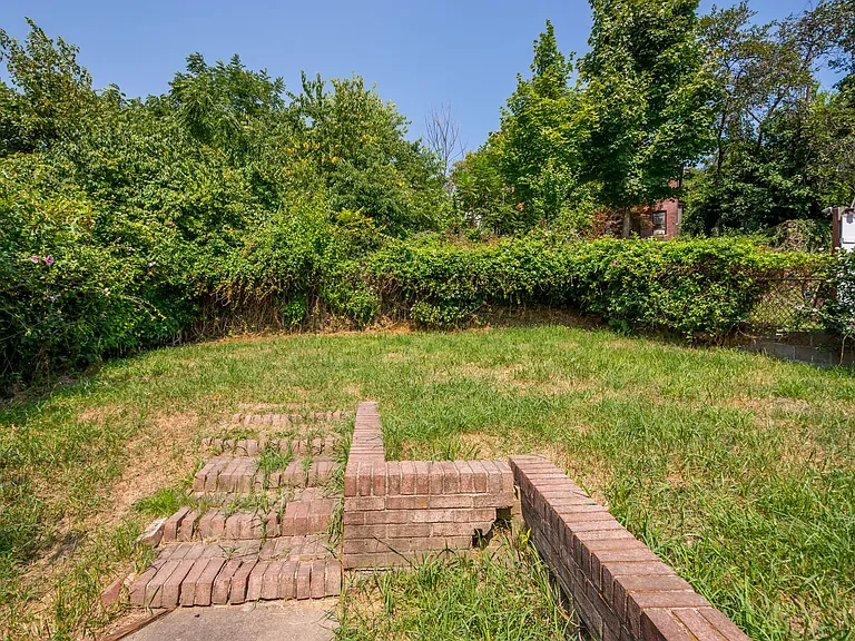 1303 Woodlawn Ave — Photo 14
