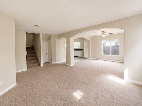 4th image of 345 Moss St Unit 4