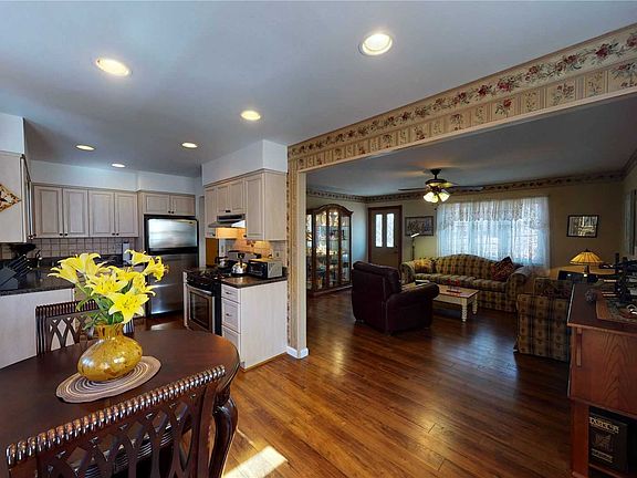 4th image of 22 Oakdale Dr
