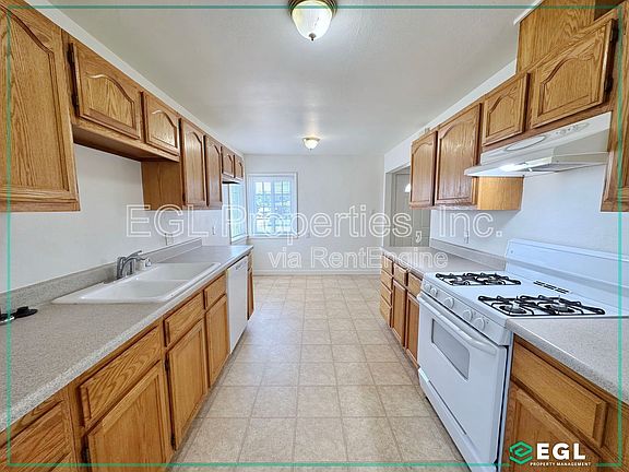 5th image of 18404 Regina Ave