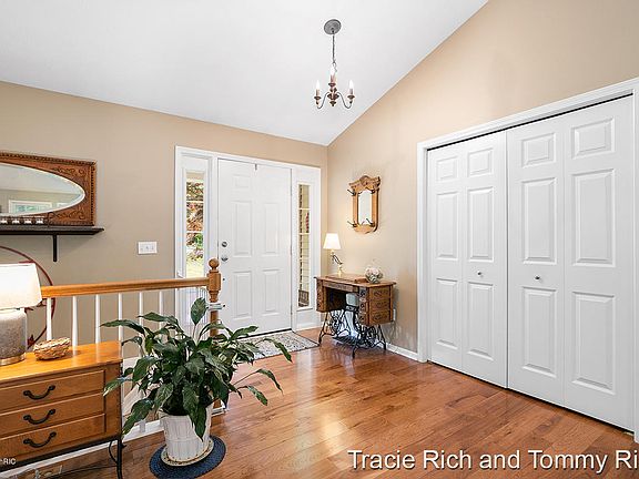 4th image of 2576 Maguire Ave NE