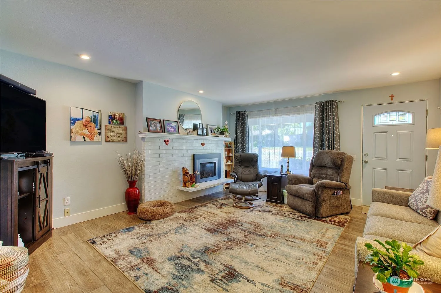 2 bed, 900 sqft, $2,300 — Photo 3
