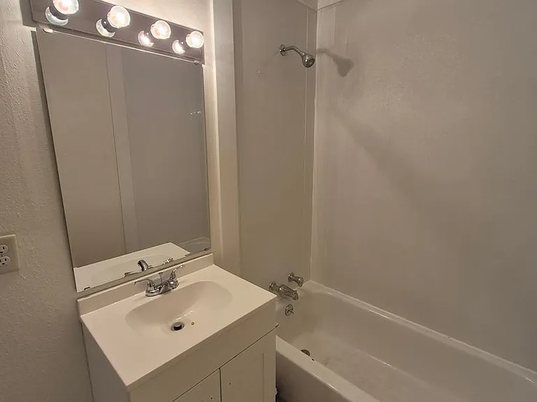 138 N Rechow Ave — Photo 3