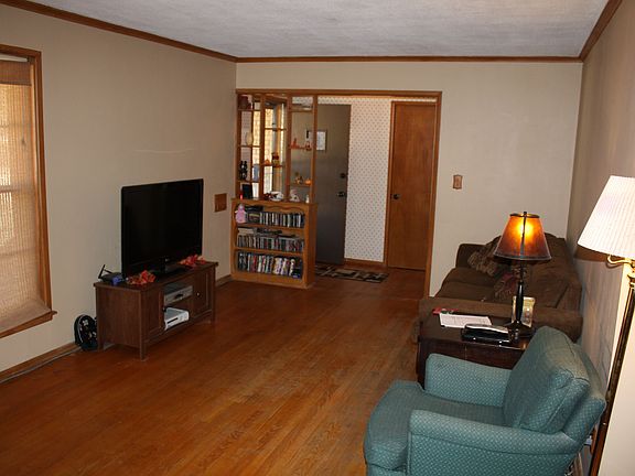 living looking toward entry