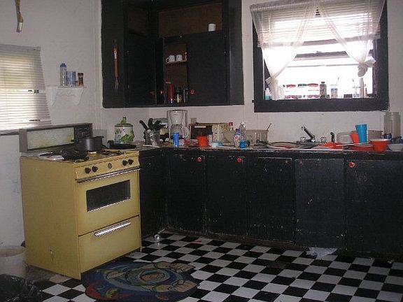 4th image of 386 Pine St