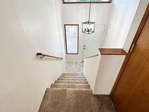 4th image of 5613-5615 N Hills Dr #5617