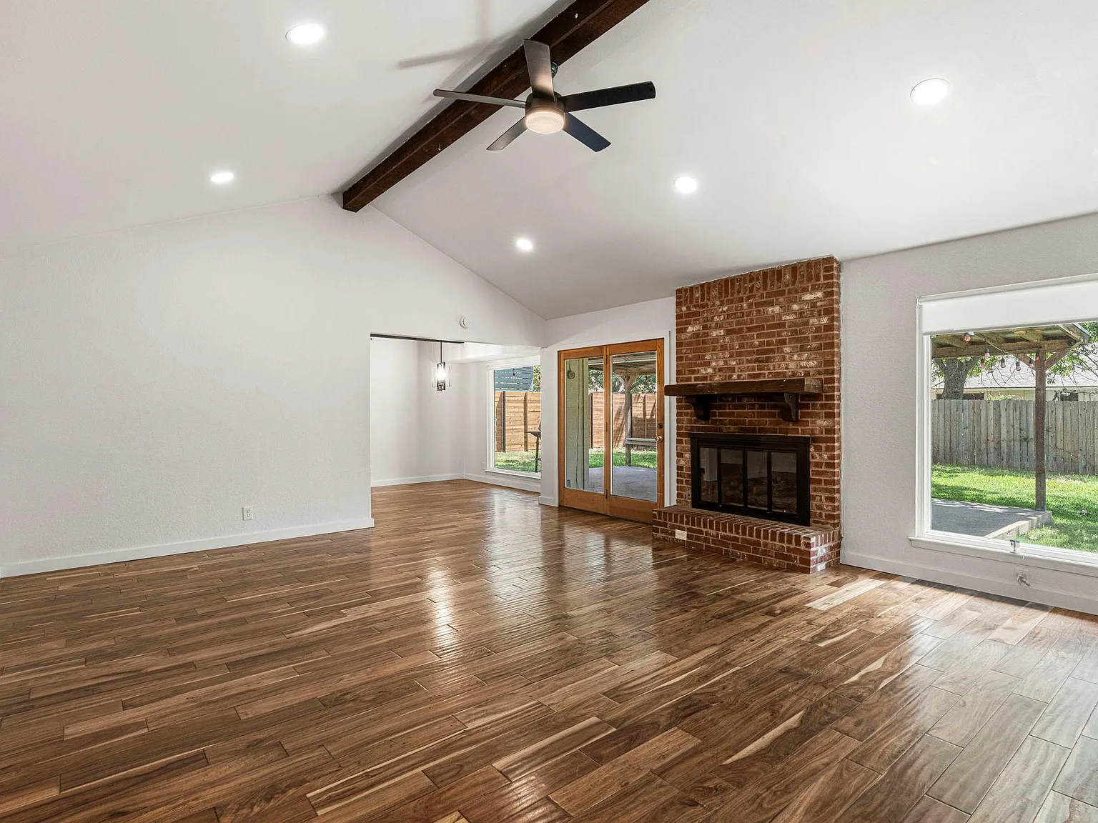 3 bed, 2.0 bath, 2000 sqft, $3,000 — Photo 2