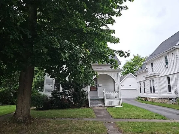 8 Craigie St, Le Roy, NY 14482