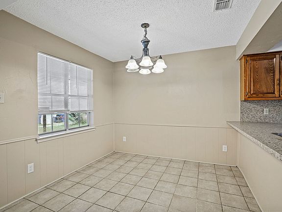 4th image of 2429 Lakeview Cir #2431