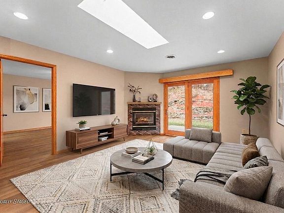 4th image of 1579 North Dewey Avenue
