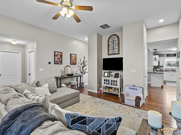 5th image of 570 Sierra Cir