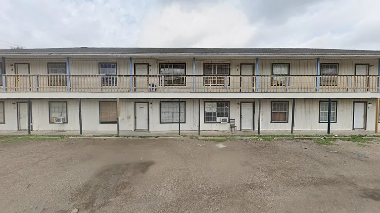 106 E King Ave — Photo 1
