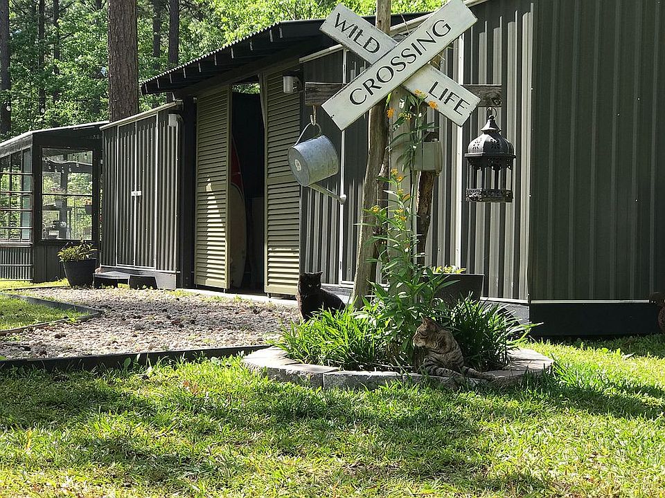 Outdoor shower & greenhouse 