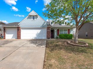 2010 Greenleaf Ct, Bartlesville, OK 74006