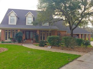 54 Snap Dragon Ct, Lake Jackson, TX 77566