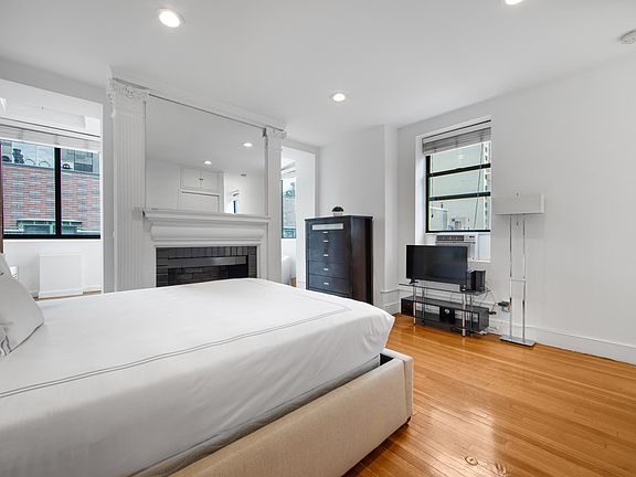 3rd image of 150 W 58th St APT 13A