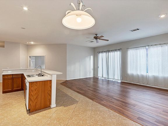4th image of 39 Voltaire Ave