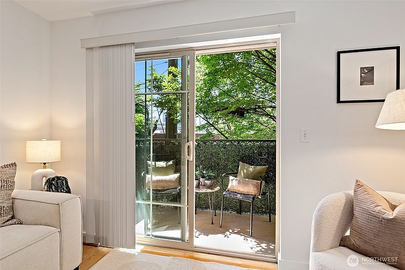 4th image of 700 E Denny Way #206