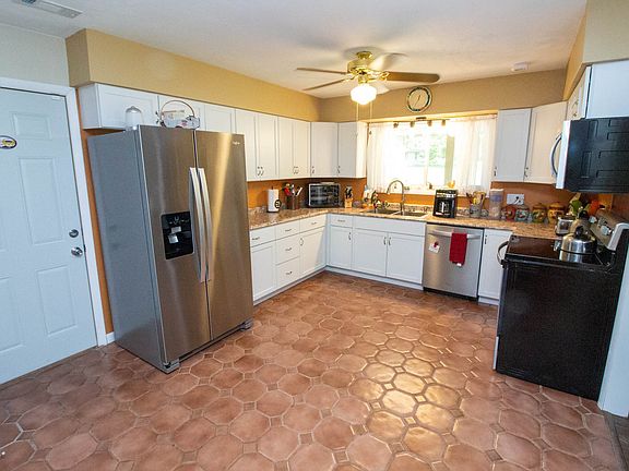 4th image of 4477 Douglas Dr