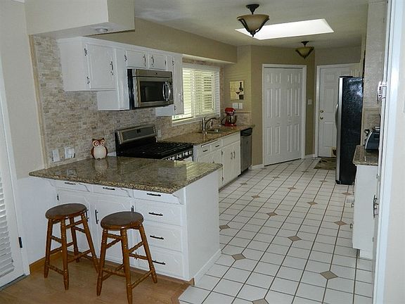 2nd image of 6 N Avena Ave