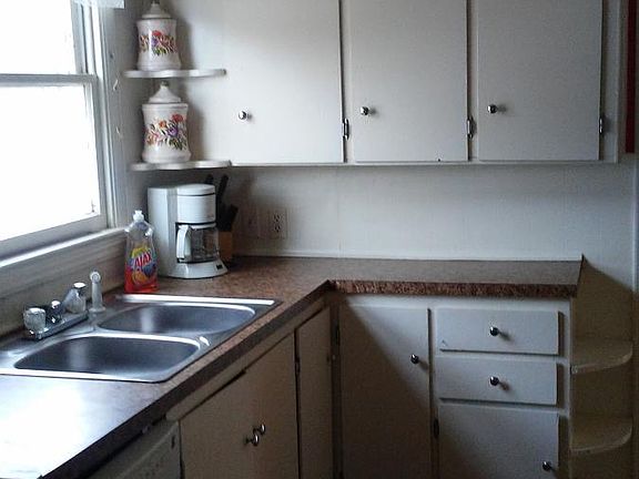 4th image of 1100 E Delaware Ave