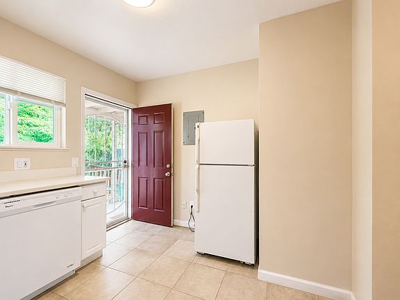 2nd image of 842 Davis Pl S #7