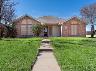 737 NW Summercrest Blvd, Burleson, TX 76028