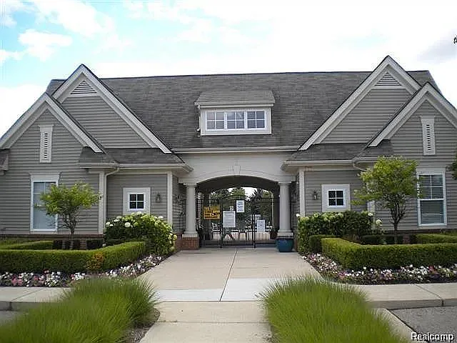 2 bed, 2.5 bath, 1361 sqft, $1,799 — Photo 2