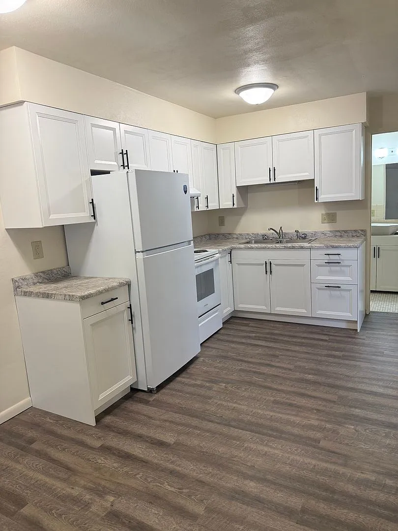 2815 Thomas Dr — Photo 4