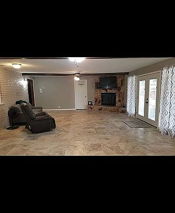 4th image of 1000 E Corpus Christi St