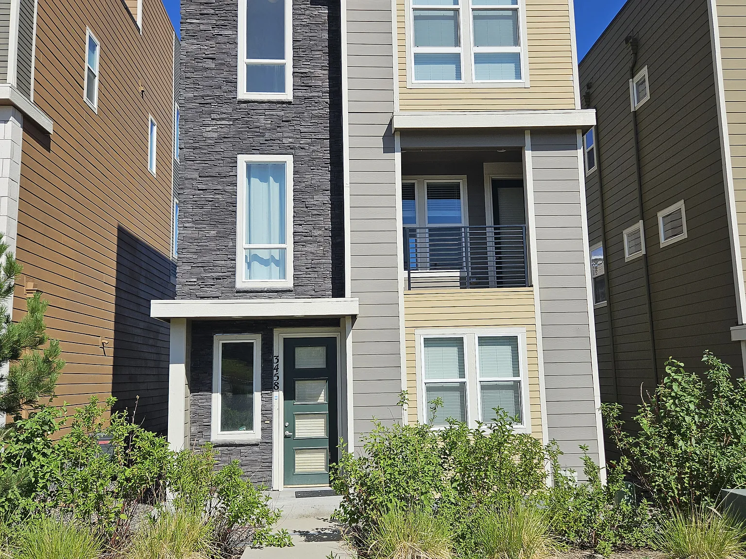 3 bed, 2.5 bath, 1900 sqft, $3,050 — Photo 1