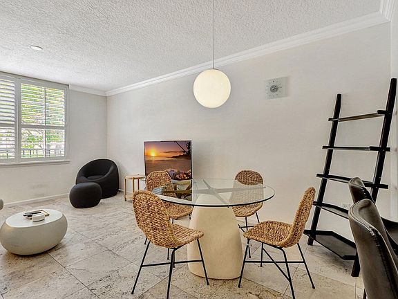 4th image of 580 Sapodilla Ave #1