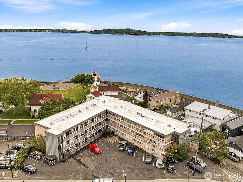2nd image of 3151 Alki Avenue SW #11