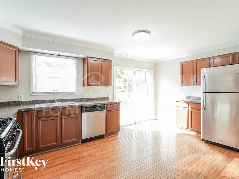 3219 W Beach Dr — Photo 6