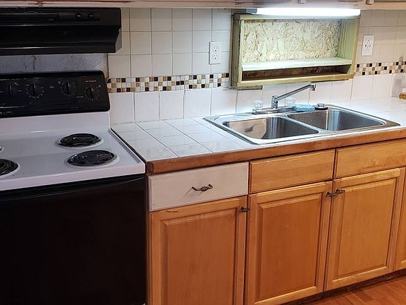 3rd image of 6909 Crescent Lake Dr