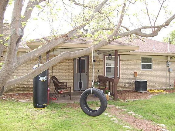 2nd image of 1004 Phillips Dr