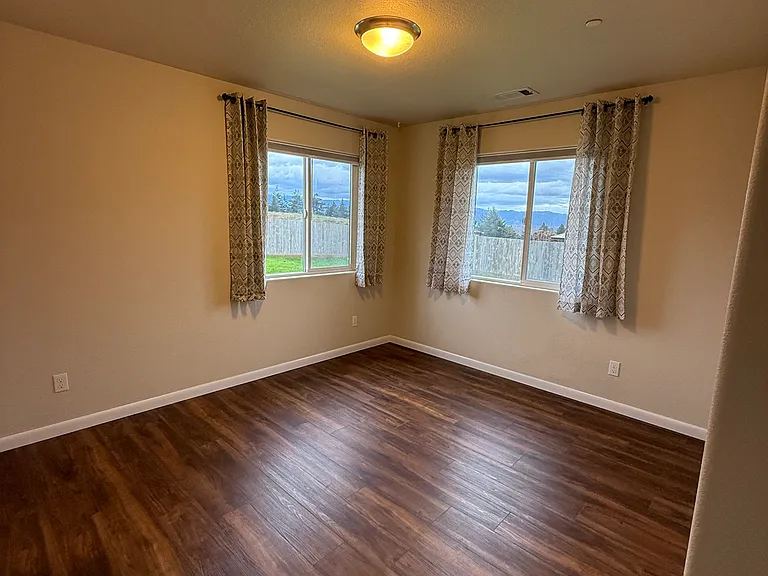 1079 Hilltop Dr — Photo 11
