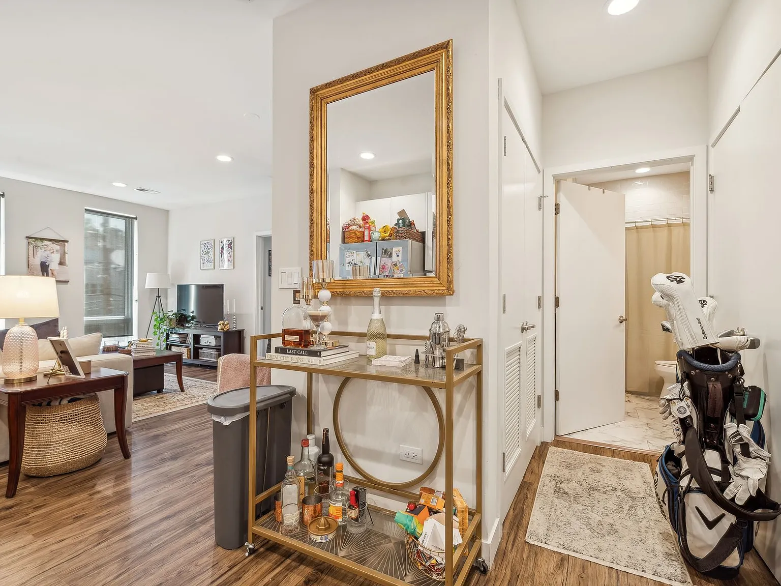1045 W Cornelia — Photo 3