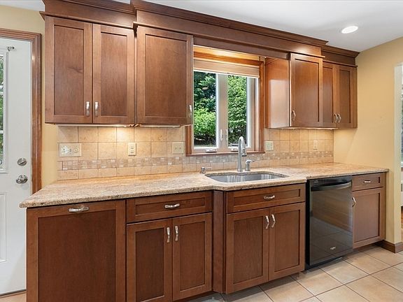 4th image of 23 Meadow Brook Rd