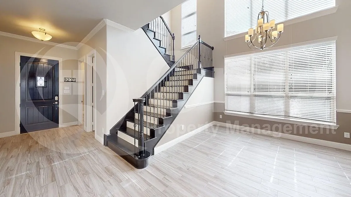 5 bed, 4.0 bath, 3056 sqft, $4,299 — Photo 4
